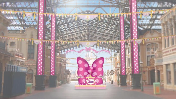 ワールドバザール内のリボン型のモニュメント(C)Disney