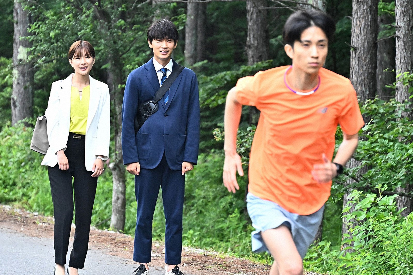 芳根京子、綾野剛、田中樹（SixTONES）／「オールドルーキー」第3話より（C）TBS