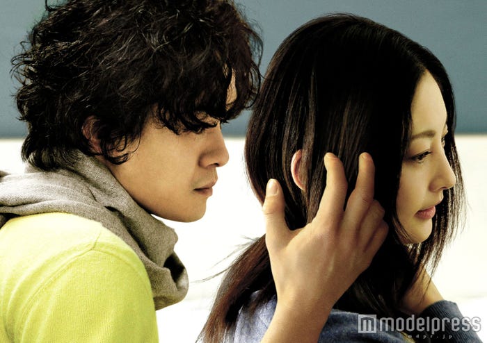 池松壮亮の“艶めかしい指先”に常盤貴子のエロスが匂い立つ(C)2016 『だれかの木琴』製作委員会