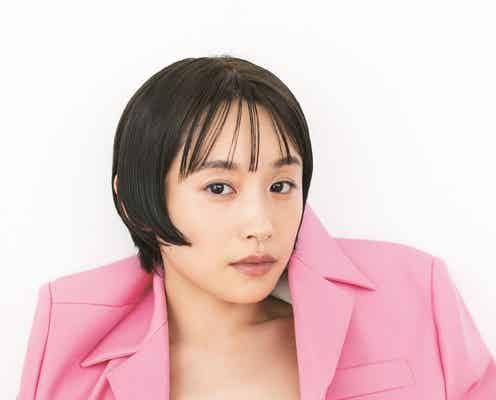 高橋愛、ジャケットから美ボディチラリ 芸能生活20周年メモリアルブック「AI VERSARY」収録カット公開