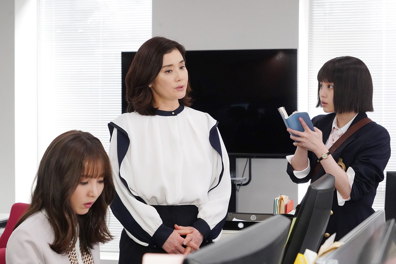 石田ひかり、今田美桜／「悪女（わる）～働くのがカッコ悪いなんて誰が言った？～」第2話より（C）日本テレビ