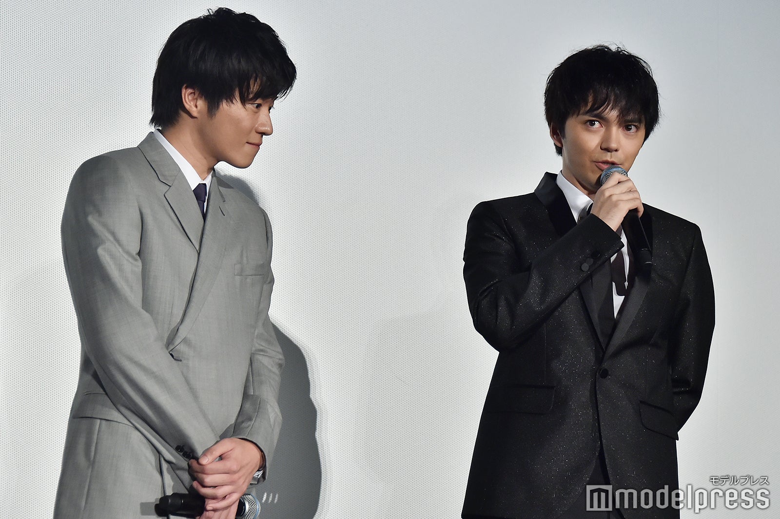 林遣都（右）からのメッセージが予想以上に長かったので途中でひょうきんな顔をする田中圭（左）／（C）モデルプレス