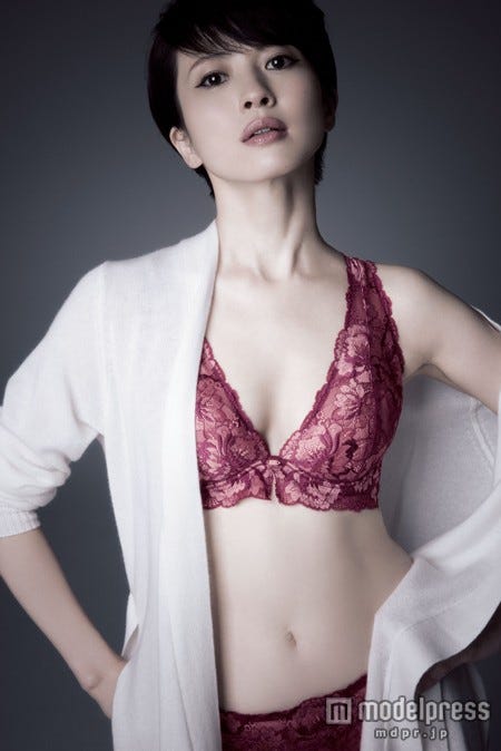 「グランフルールブラ」を着用した三浦理恵子/SALON BY PEACH JOHN vol.8 2014 Winterより