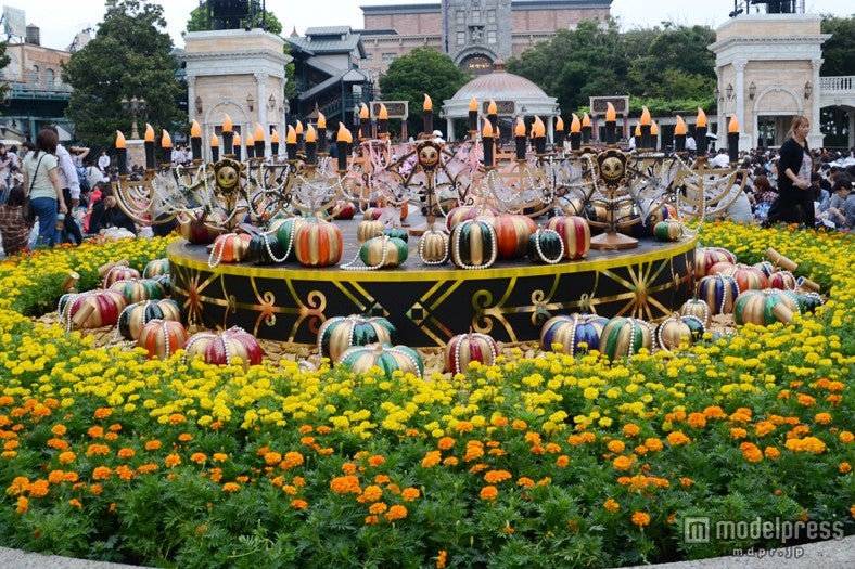 スケルトンをモチーフにした燭台のフォトロケーション（TDS）