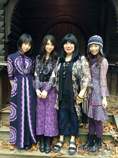 左から：北野日奈子、齋藤飛鳥、アナ・スイ、斉藤優里／ニューヨーク撮影時のオフショット