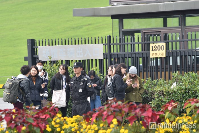 出待ちするファンも(C)モデルプレス