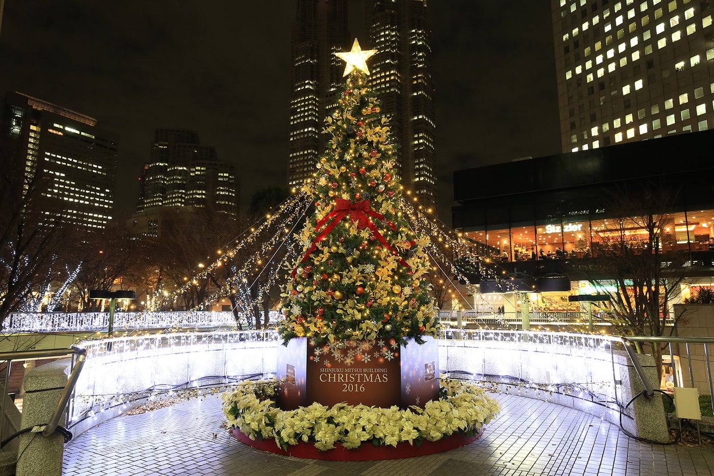 新宿の街に30万球のイルミ輝く、クリスマスムード漂うロマンチックな夜を演出／画像提供：西新宿街ぐるみプロジェクト