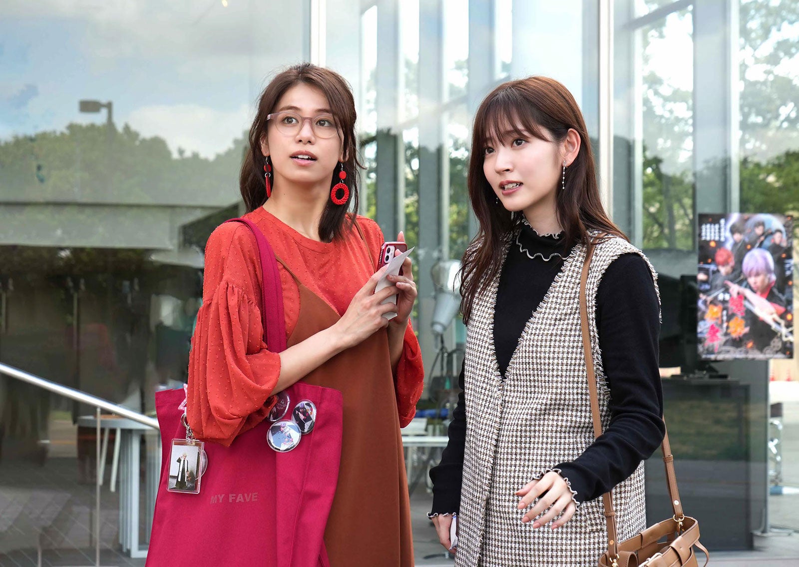 佐藤晴美、鈴木愛理「推しが上司になりまして」第4話（C）「推しが上司になりまして」製作委員会