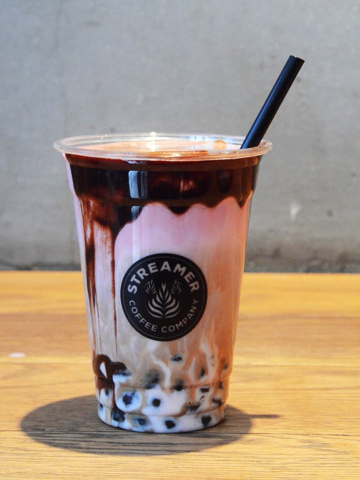 ストリーマー コーヒーカンパニー新作「サクラバブルラテ」は桜&いちごのタピオカドリンク/画像提供:スプレンダー