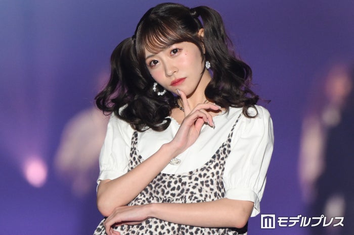 FRUITS ZIPPER櫻井優衣、美脚のぞくヒョウ柄ワンピ姿 “あざとポーズ”も炸裂【TGC熊本2024】