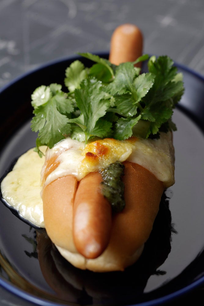 ラクレットパクチードッグ　590円／画像提供：株式会社トリコロール