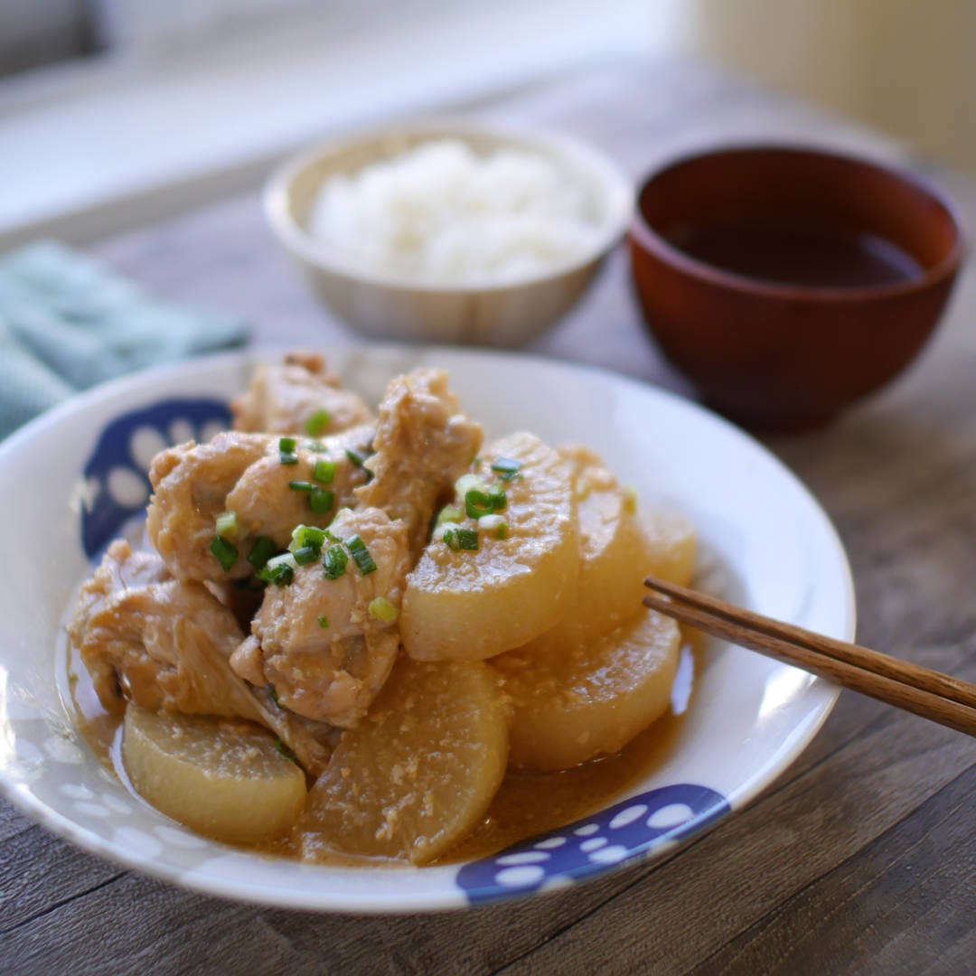 にんにく生姜でジュワうま！手羽元と大根のほろほろ味噌煮