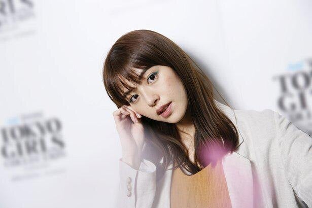 鈴木ゆうか セクシーな 肩チラ 私服shot公開 エグ可愛い 6度見しちゃう モデルプレス