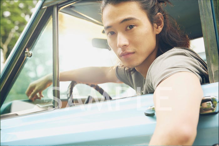 「山崎賢人カレンダー2023」STARDUST SHOPPERS特典カット(C)SDP