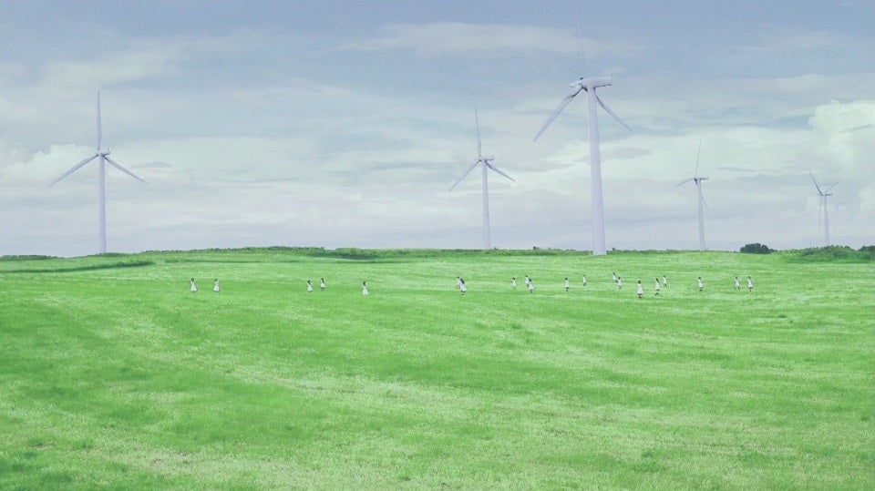 広大な草原でメンバーが集う