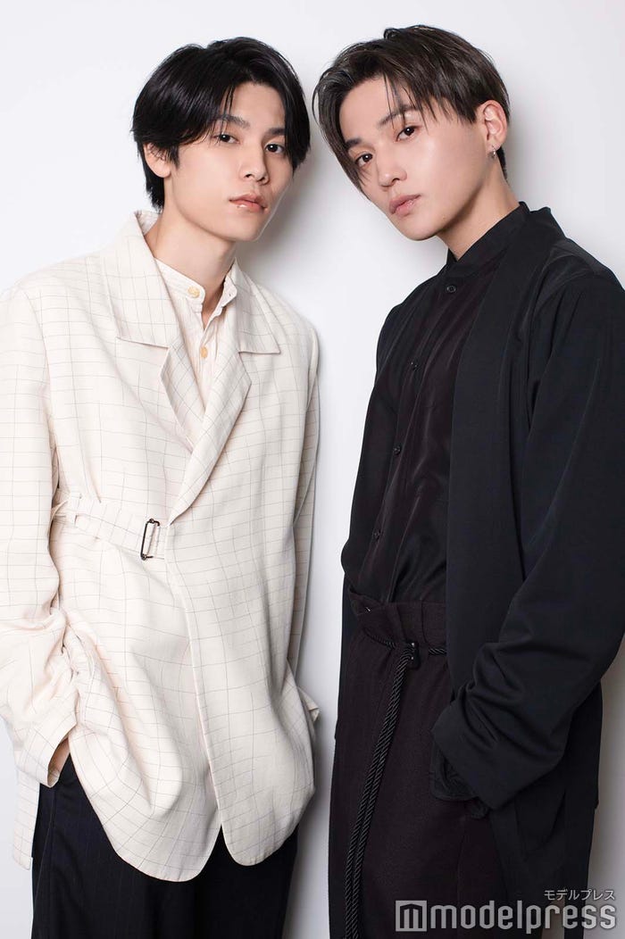 萩原利久、八木勇征(C)モデルプレス/萩原スタイリスト:鴇田晋哉、ヘアメイク:カスヤユウスケ(ADDICT_CASE)、ジャケット ¥49,500、ニット ¥20,900、その他スタイリスト私物/八木スタイリスト:伊藤省吾(sitor)、ヘアメイク:大貫希代美(Luana)