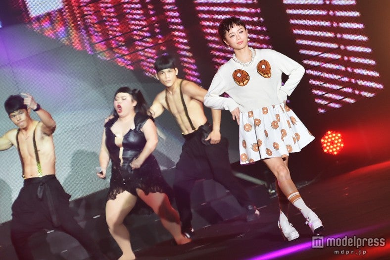 渡辺直美がステージで暴れ回る中、ランウェイをウォーキングする宮城舞【モデルプレス】