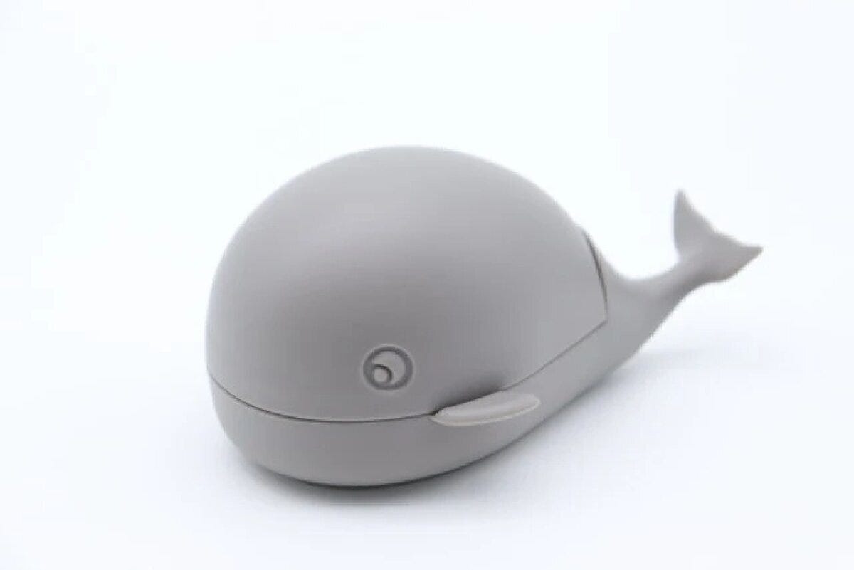 グレーで丸みのあるクジラ型のダイソー爪ブラシ本体 グレーで丸みのあるクジラ型のダイソー爪ブラシ本体