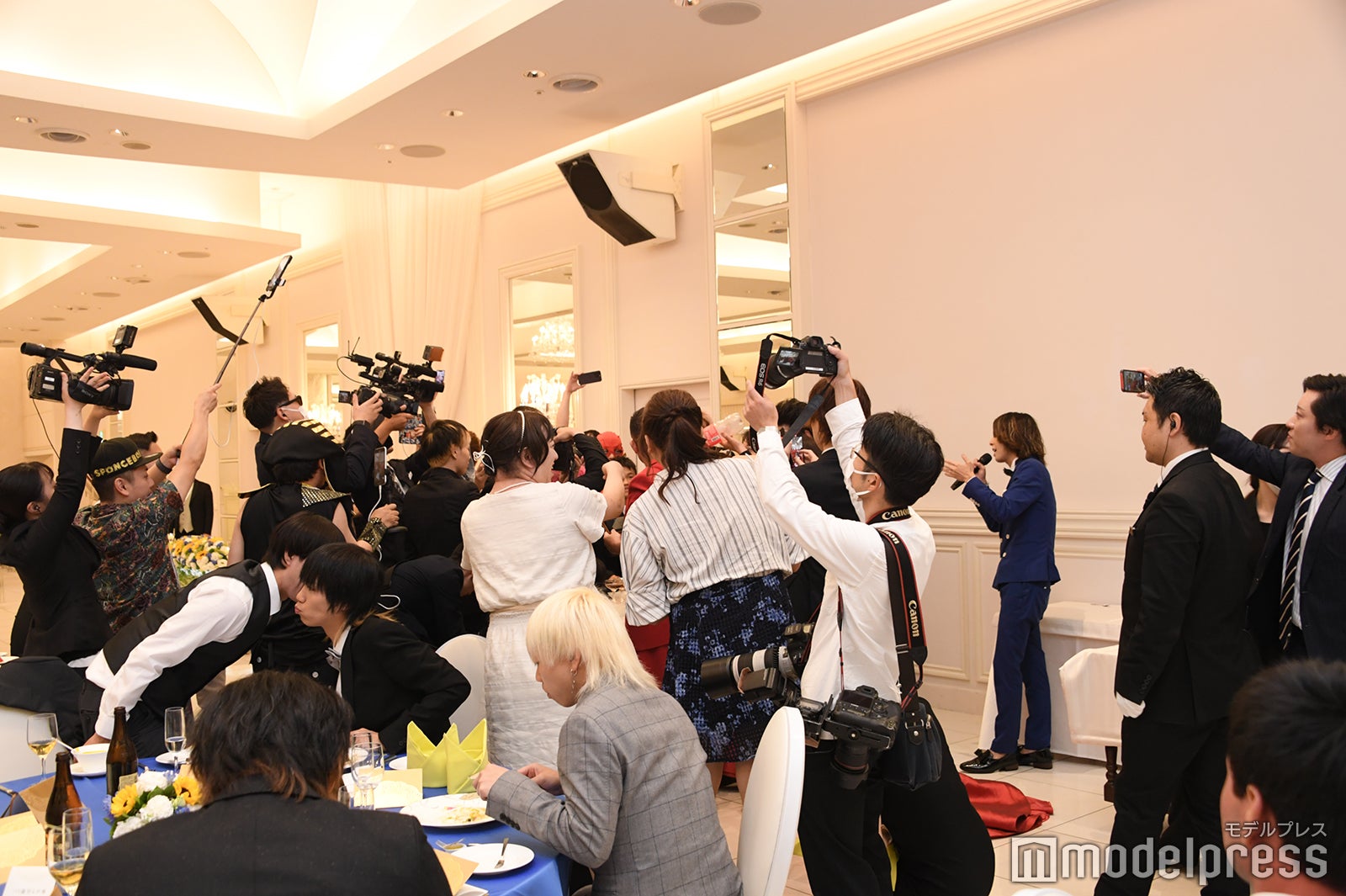 へずまりゅうの披露宴の様子（C）モデルプレス