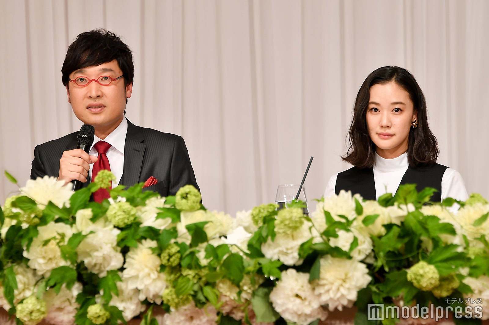 山里亮太＆蒼井優（C）モデルプレス