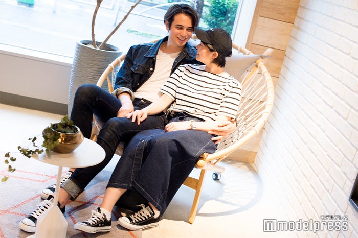 スニーカーがお揃い/岡本至恩、佐藤つば冴(C)モデルプレス