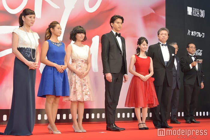 タキシードで美男ぶりが際立つ甲斐翔真(中央) (C)モデルプレス