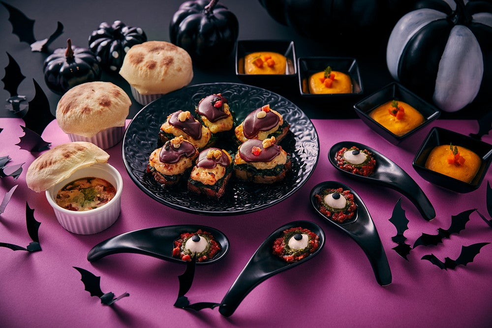 紫芋のチーズソースをのせてオーブンで焼く豚肉のポテトグラタン、血走った目玉のようなラタトゥイユとチー ズの前菜など（提供画像）