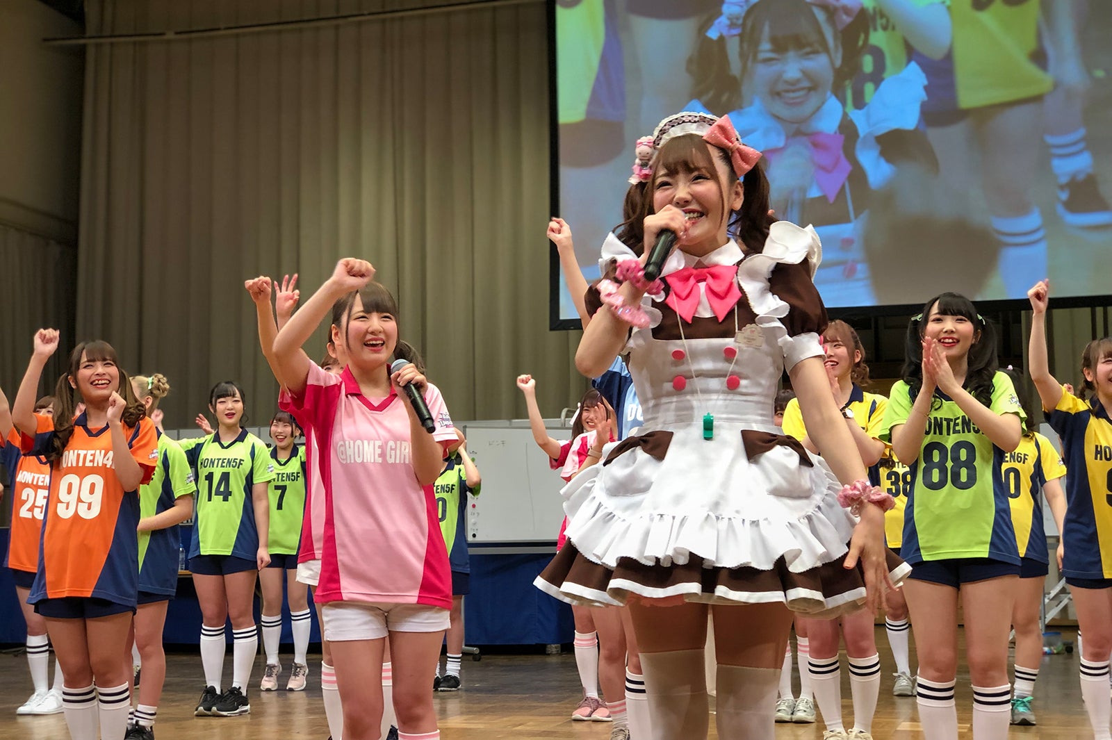 hitomi、「＠ほぉ～むカフェ」現役メイドたち （提供写真）