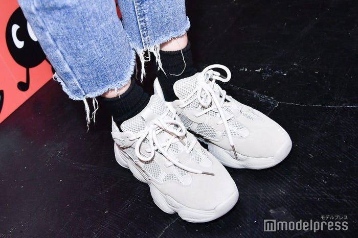 韓国で購入したスニーカー/岡本夏美(C)モデルプレス