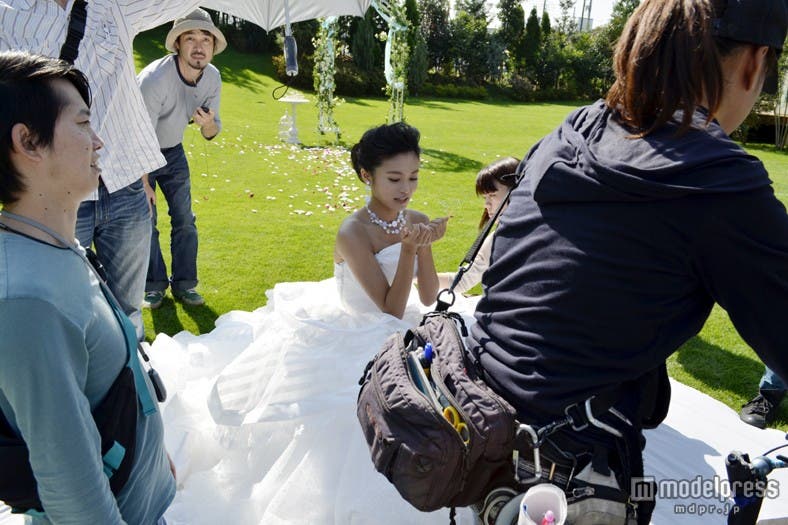 キレイなデコルテを披露する小島瑠璃子/「Aya na ture」新CM「彼目線」篇メイキングより