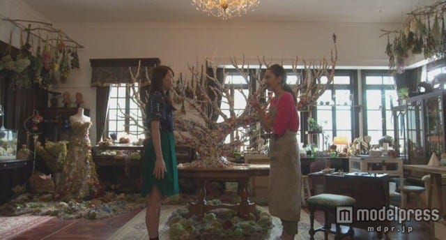 一人二役で姉妹を演じる新垣結衣