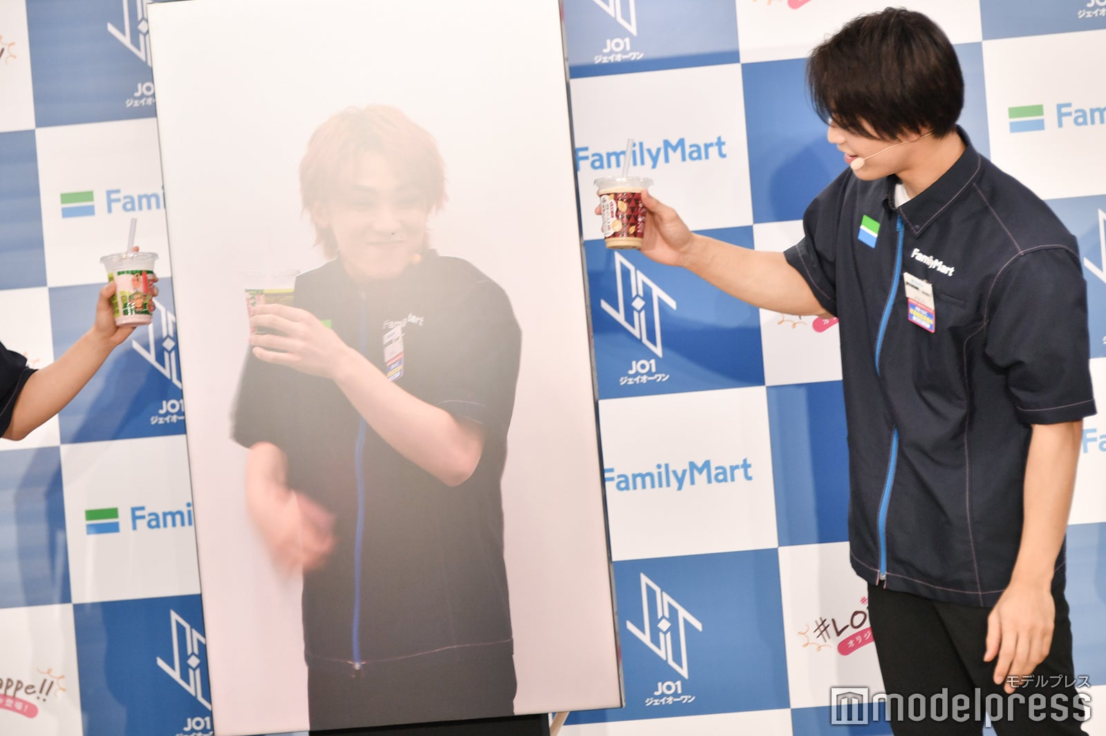 両側から乾杯を求められる川西拓実（C）モデルプレス