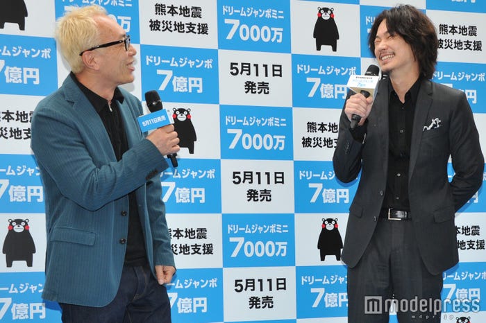 (左から)所ジョージ、綾野剛(C)モデルプレス