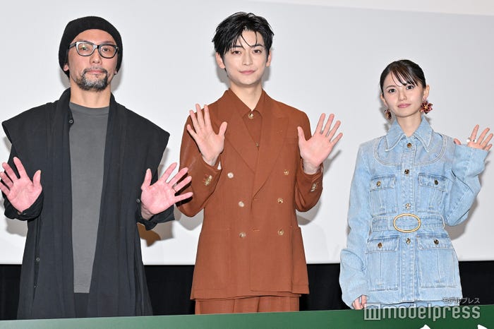 伊藤智彦監督、高橋文哉、齋藤飛鳥(C)モデルプレス