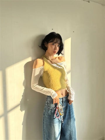 LE SSERAFIM 宮脇咲良、華奢ボディが映える“腹見せ”ショット公開「みんなのビタミンすぎる」