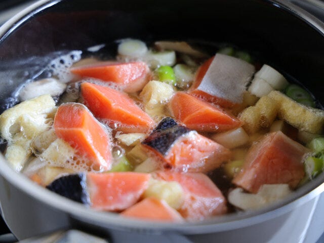 鍋に入れ、2～3分ほど煮る。