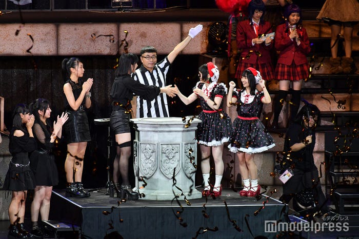 握手をかわす2kiとFortune cherry (C)モデルプレス