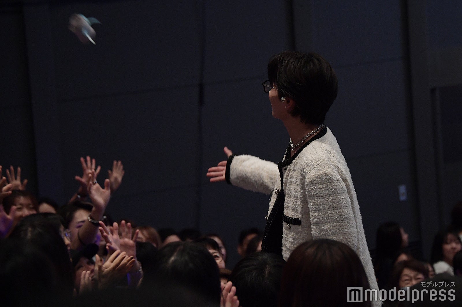 プレゼントを配る志尊淳（C）モデルプレス