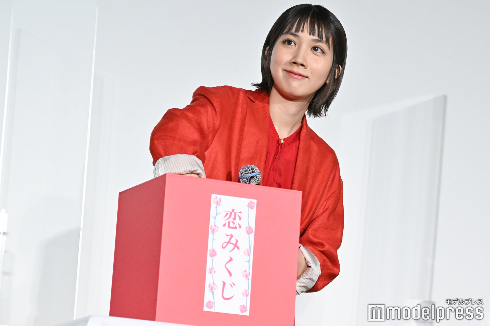 おみくじを引く松本穂香 （C）モデルプレス