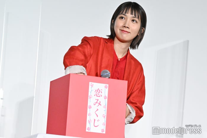 おみくじを引く松本穂香 (C)モデルプレス