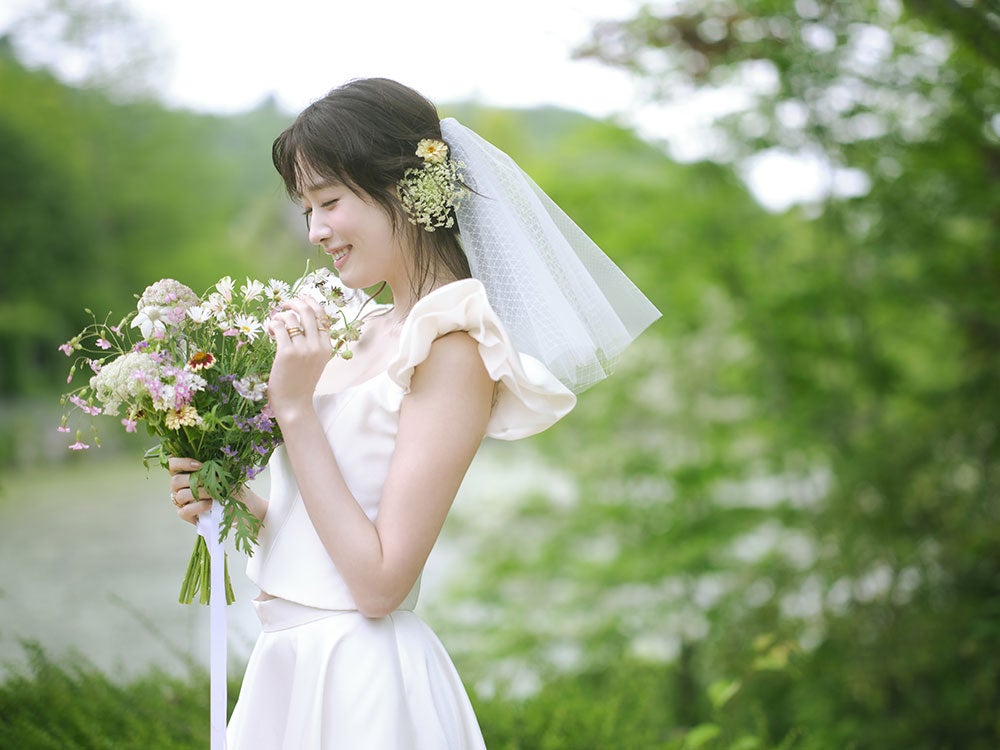 高橋ひかる、純白ウエディングドレス姿披露 22歳で芽生えた恋愛観の変化とは