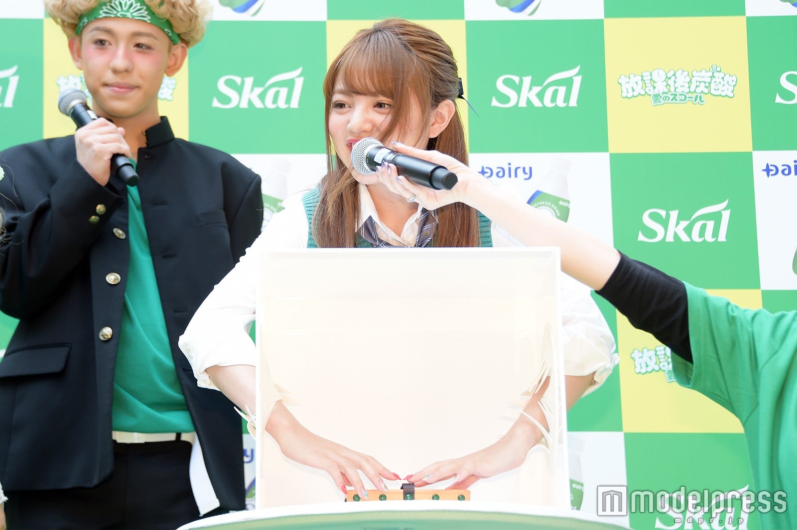 「箱の中身はなんだろうな」ゲームで黒板消しを触るちぃぽぽ（C）モデルプレス