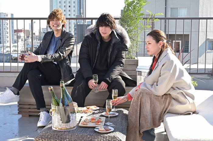 東啓介、間宮祥太朗、栗山千明/「ファイトソング」第8話より(C)TBS