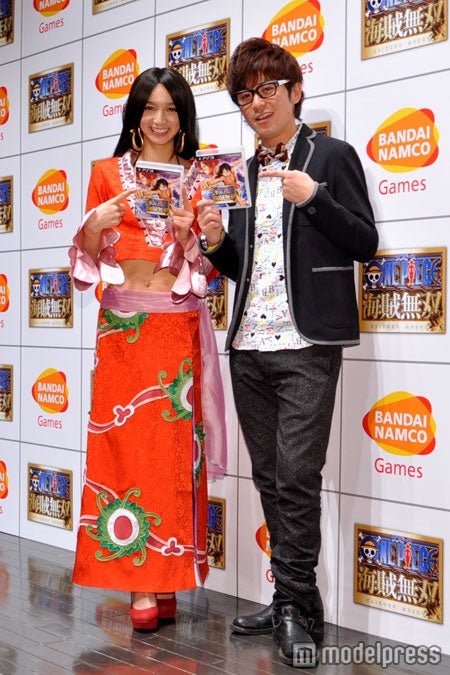 （写真左）漫画「ONE PIECE」ボア・ハンコックのコスプレで登場したSDN48芹那、（写真右）オリエンタルラジオ藤森慎吾