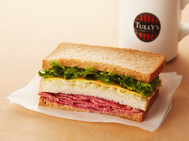 「パストラミビーフ&ベジタブルサンド」480円（税込）／画像提供：タリーズコーヒージャパン株式会社