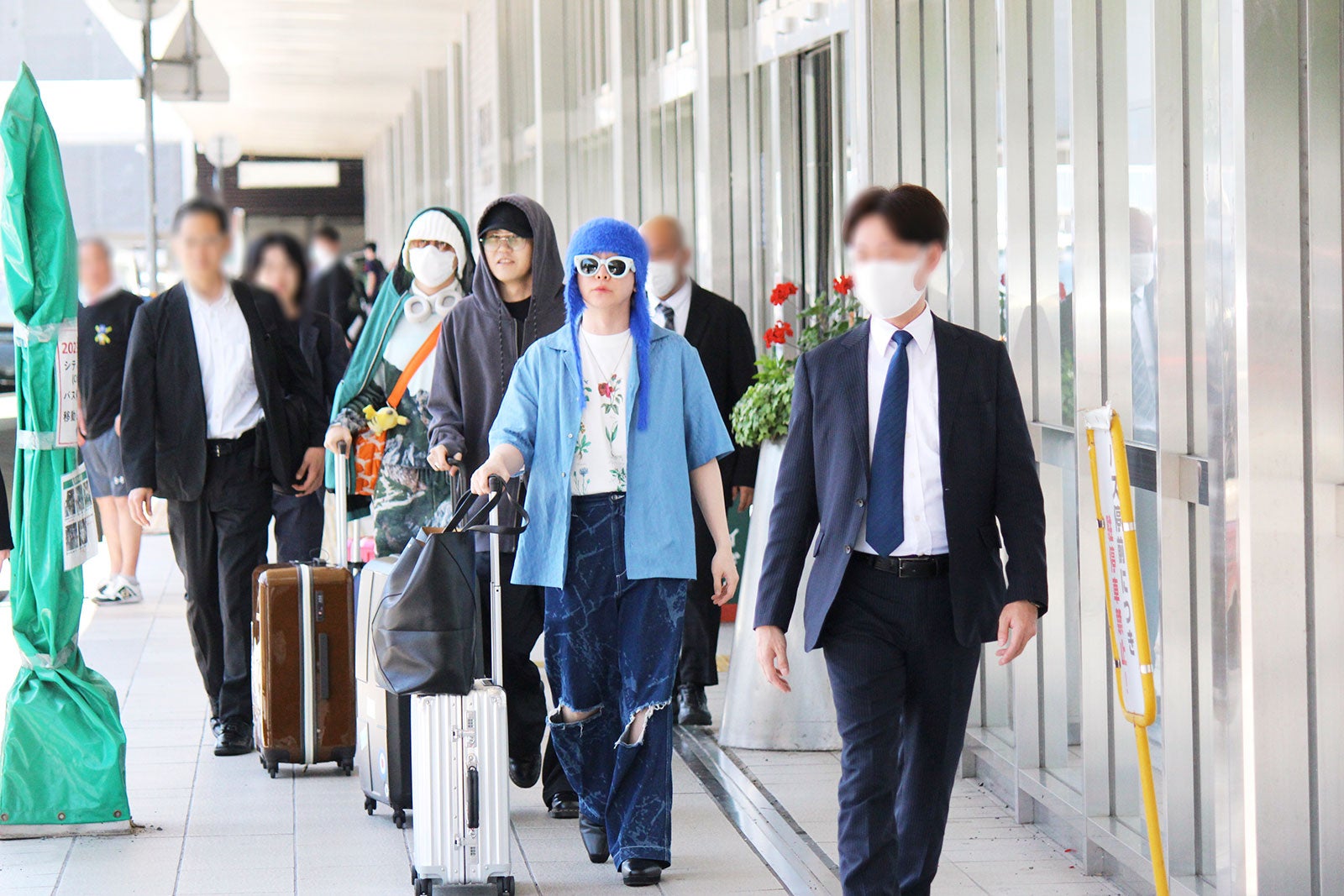 Mrs. GREEN APPLE神戸到着の様子を入手 “国内バンド史上最年少”スタジアムツアー開催控える【独占写真】