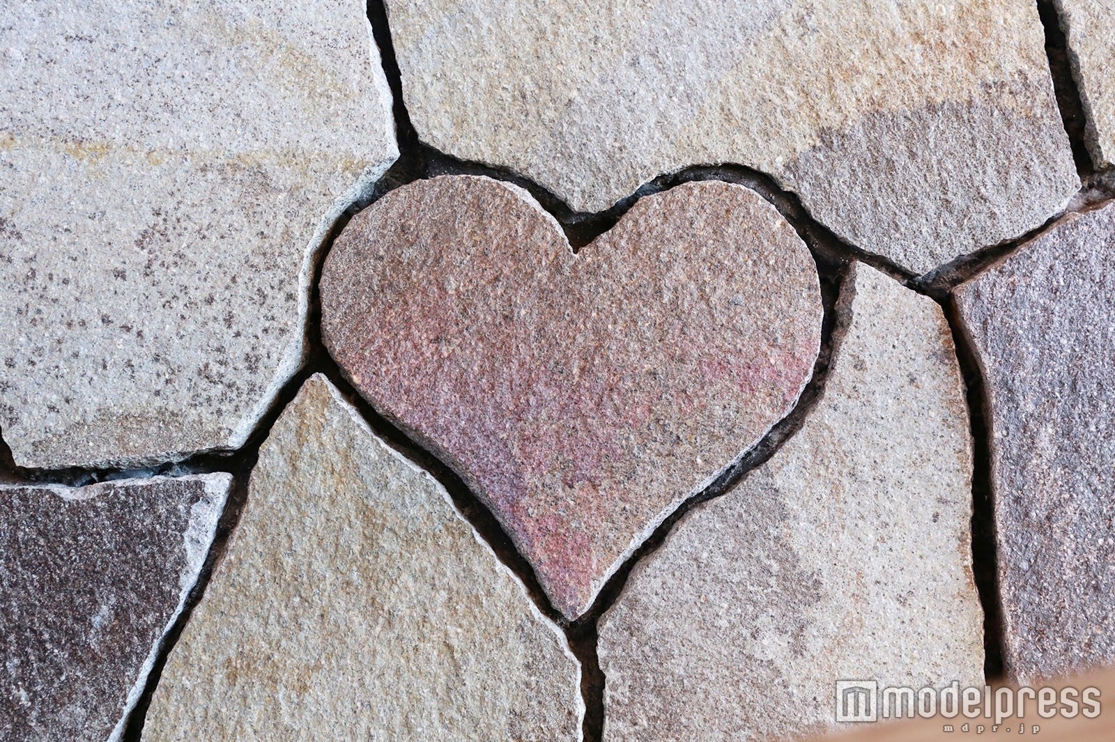 ハートの石（C）モデルプレス