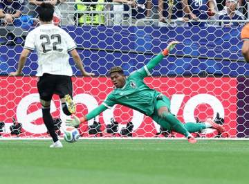 鈴木彩艶が「ちょっと弟っぽい柔らかな表情に」切磋琢磨の元日本代表GKが2ショット公開で反響「最高」「さすが」「あの闘志溢れる守護神っぷりはどこへ」
