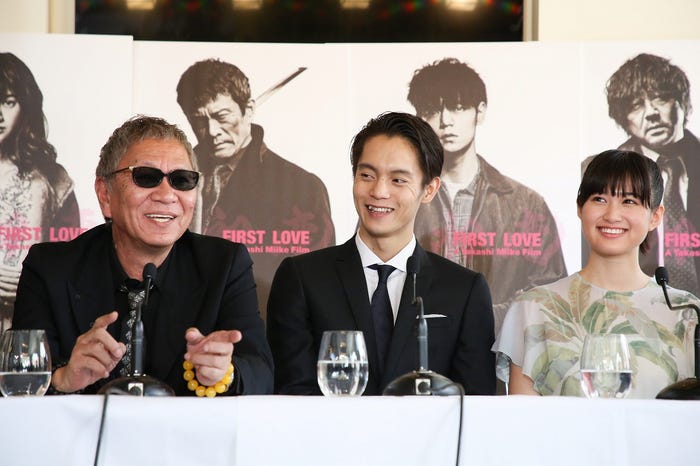 (左から)三池崇史監督、窪田正孝、小西桜子(c)Kazuko Wakayama