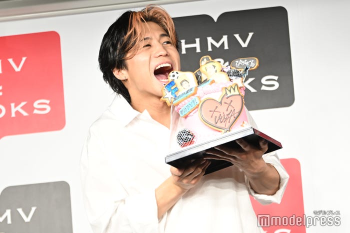 ケーキを食べかける瀬口黎弥(C)モデルプレス